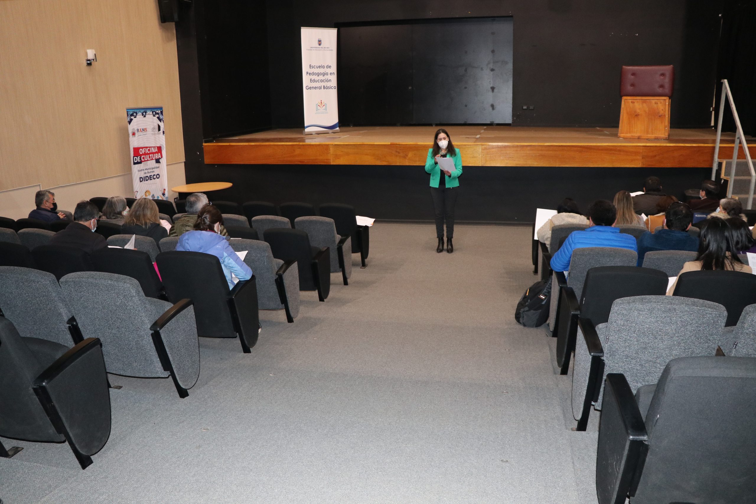 Investigadora FONDECYT y docente de la carrera de Pedagogía en Educación General Básica dicta charla sobre alfabetización en evaluación con directivos y profesores/as de escuelas municipales de la comuna de Bulnes