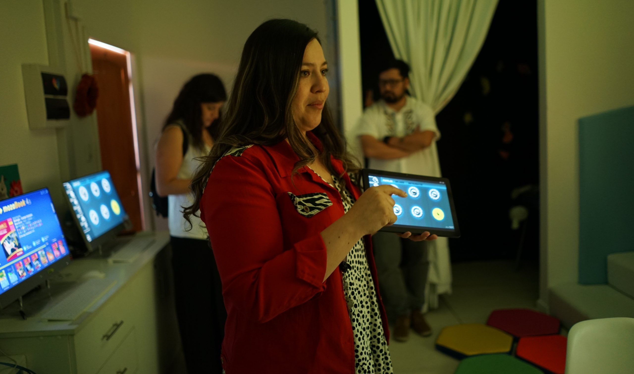 Decana y Directoras de Pedagogías visitaron sala de estimulación sensorial del Liceo Bicentenario de San Nicolás