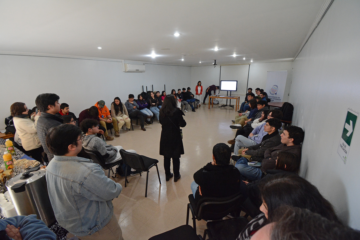 Gran interés en estudiantes de pregrado suscitó conversatorio sobre competencias genéricas