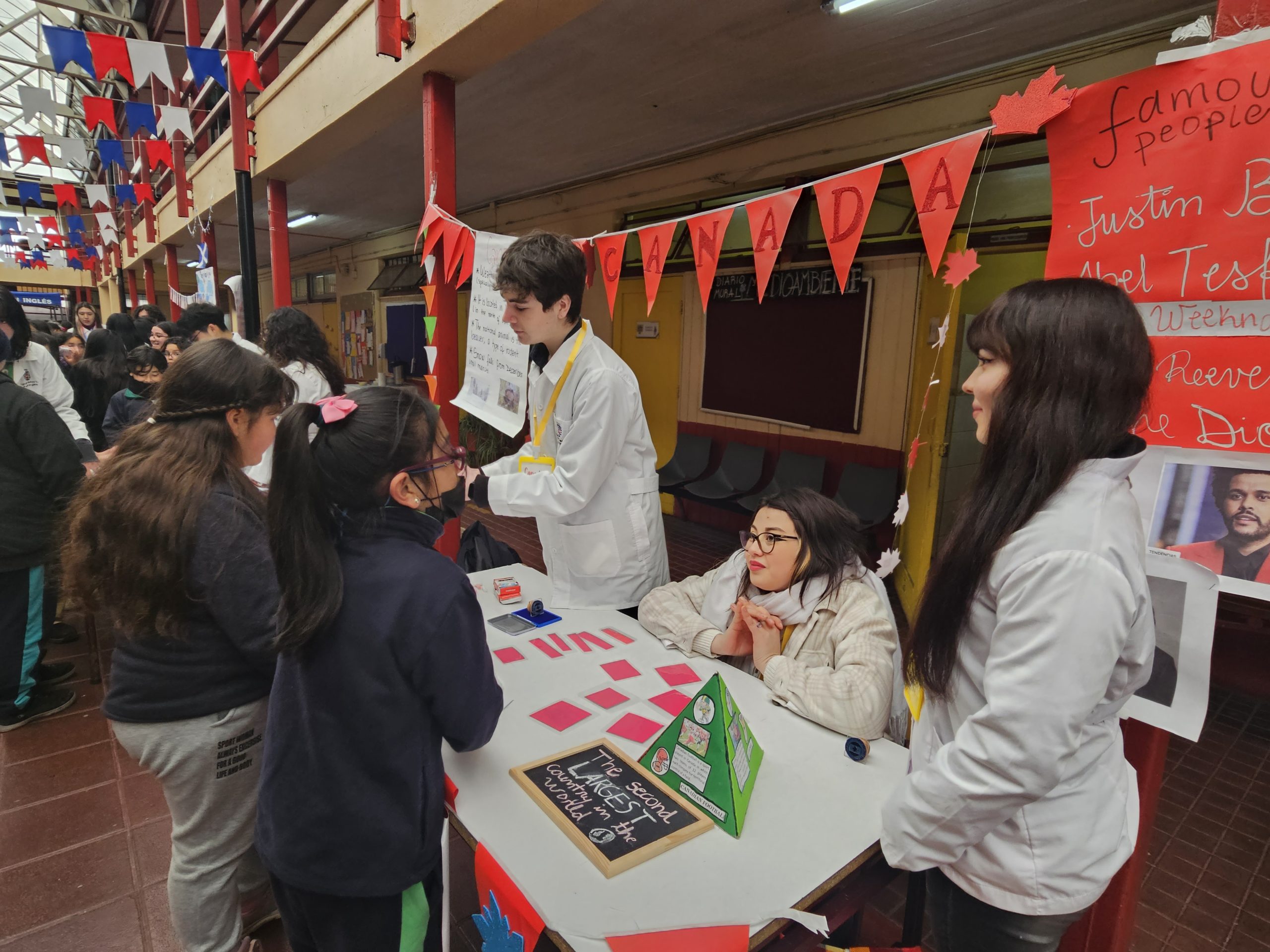 Estudiantes de Pedagogía en Inglés realizan actividad de aprendizaje en escuela Juan Madrid