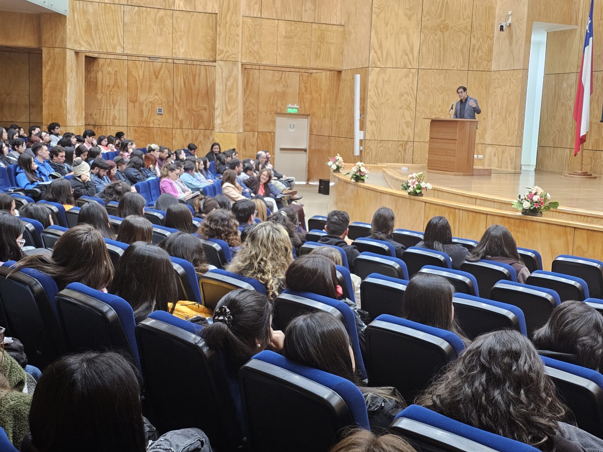 Escuela de Psicología UBB celebró XVII aniversario con conferencia y una masiva participación estudiantil