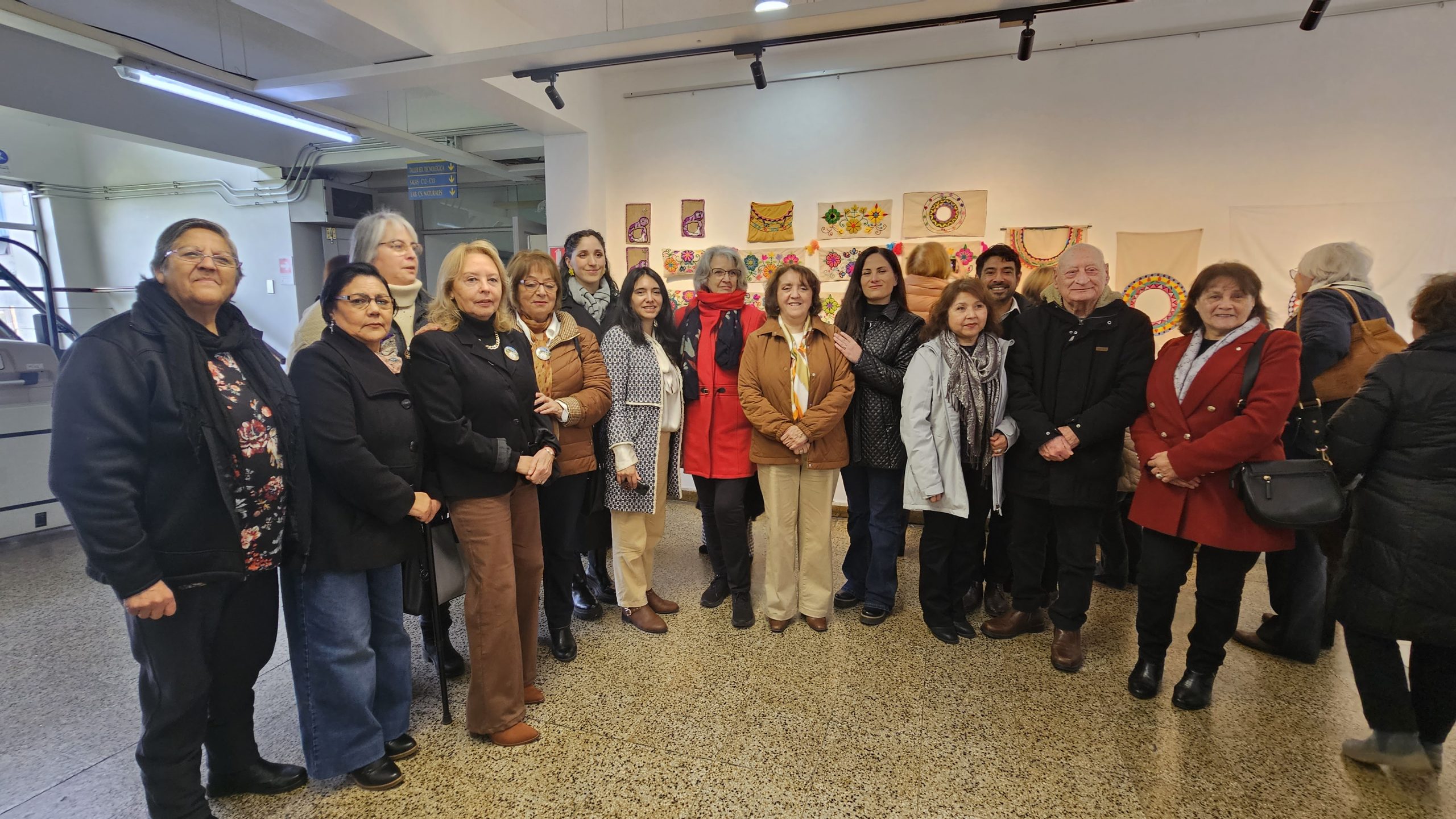 Galería FEDUH en La Castilla inaugura colorida exposición de bordados