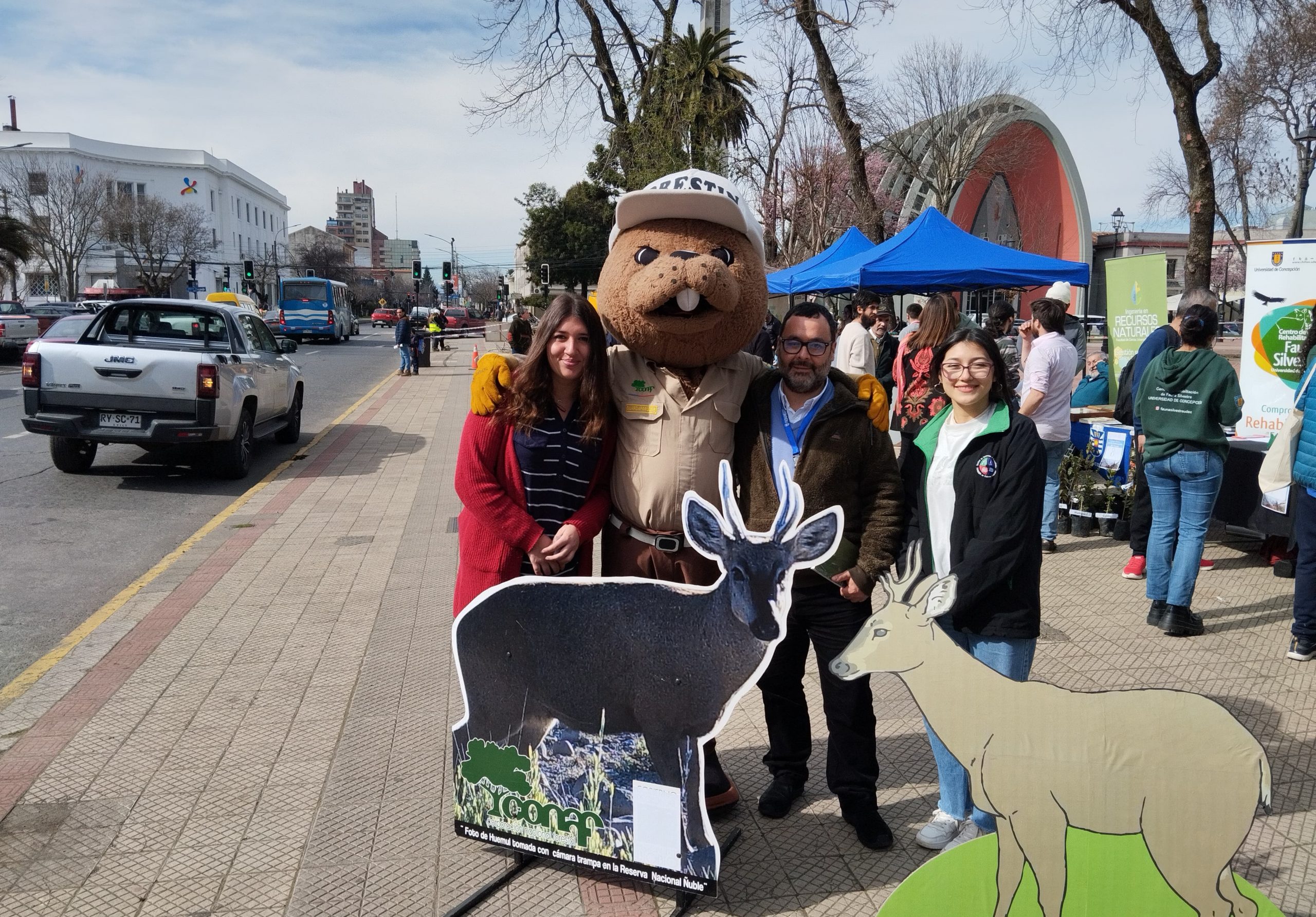 Pedagogía en Ciencias Naturales participa en Feria de Educación Ambiental que promueve la conservación del Huemul