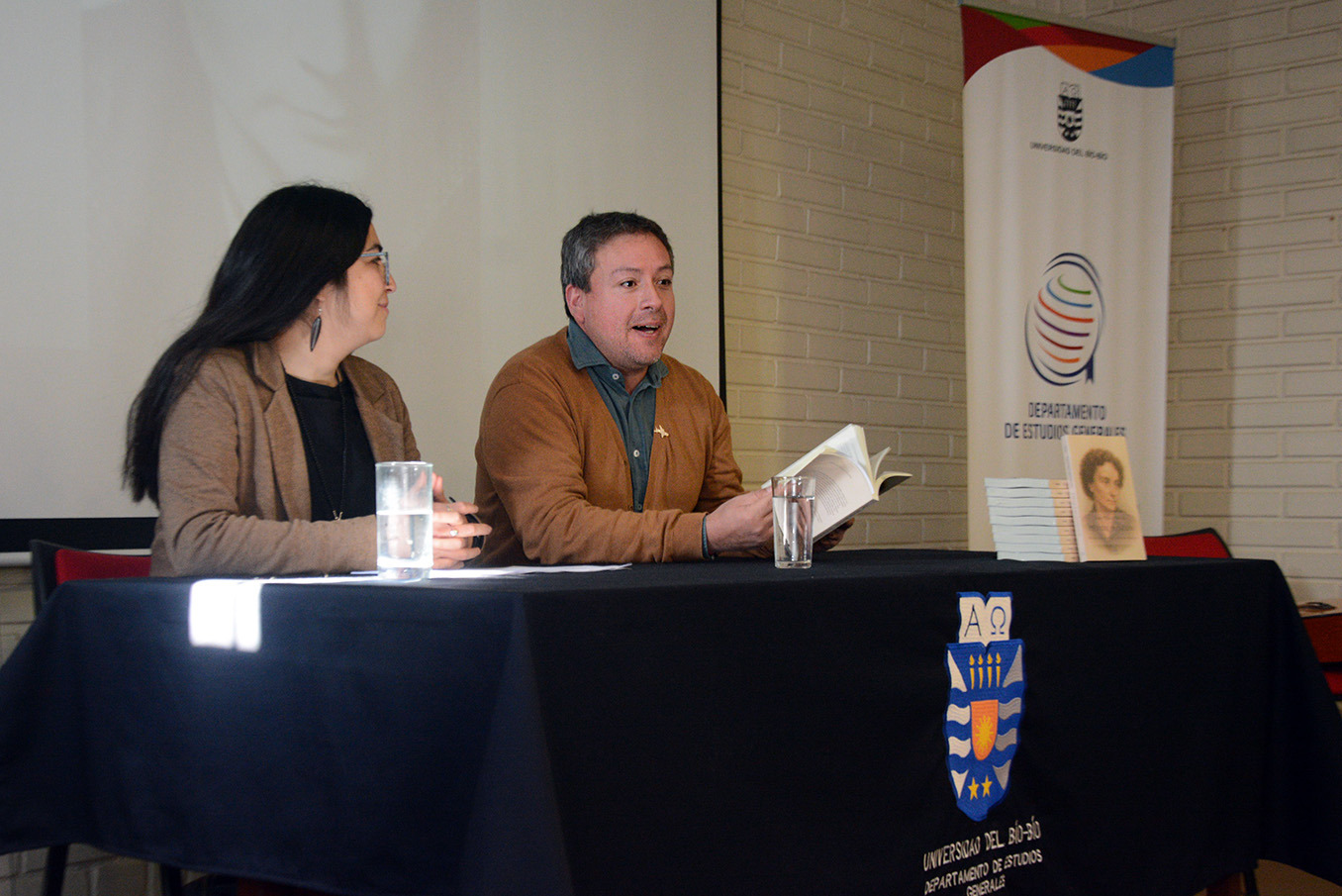 Dr. Juan Pablo Amaya lanza libro “Teatro Patagón: Dramaturgia de María Asunción Requena”
