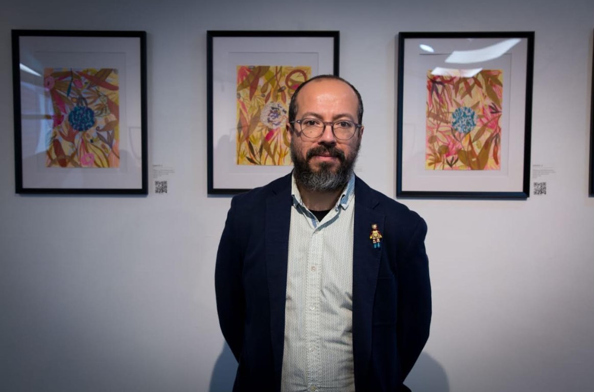 Andrés Moyano combina dibujo con bordado en la exposición «Líneas y Puntos»