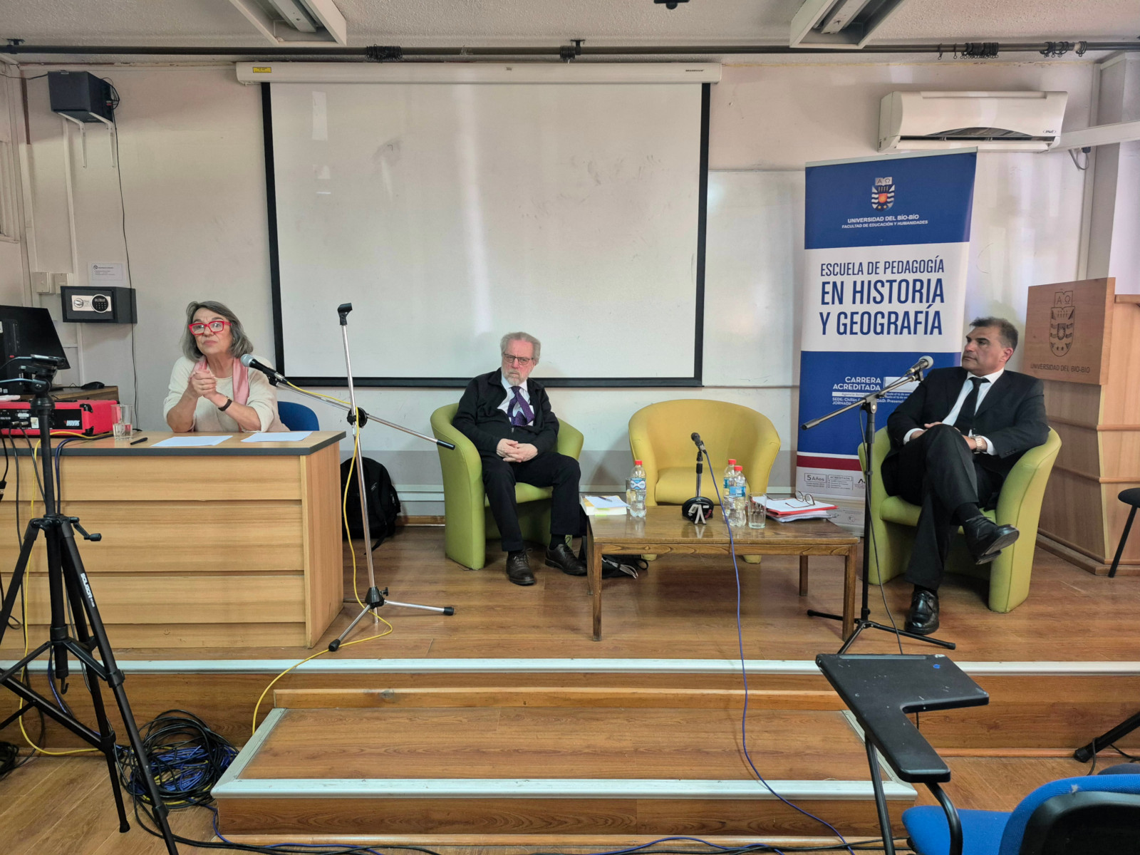 Historiadores reflexionaron sobre la trayectoria, actualidad y perspectiva de la democracia en Chile