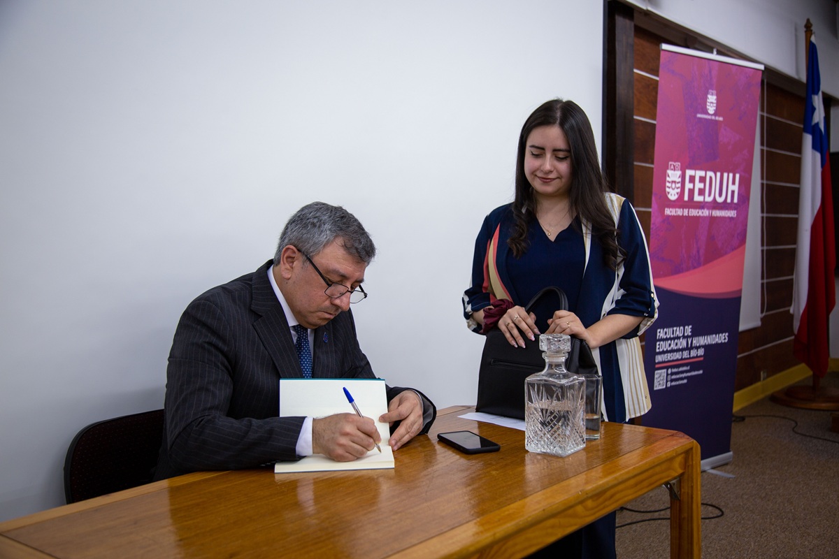 Ediciones UBB lanzó antología poética ligada a Pedagogía en Castellano y Comunicación