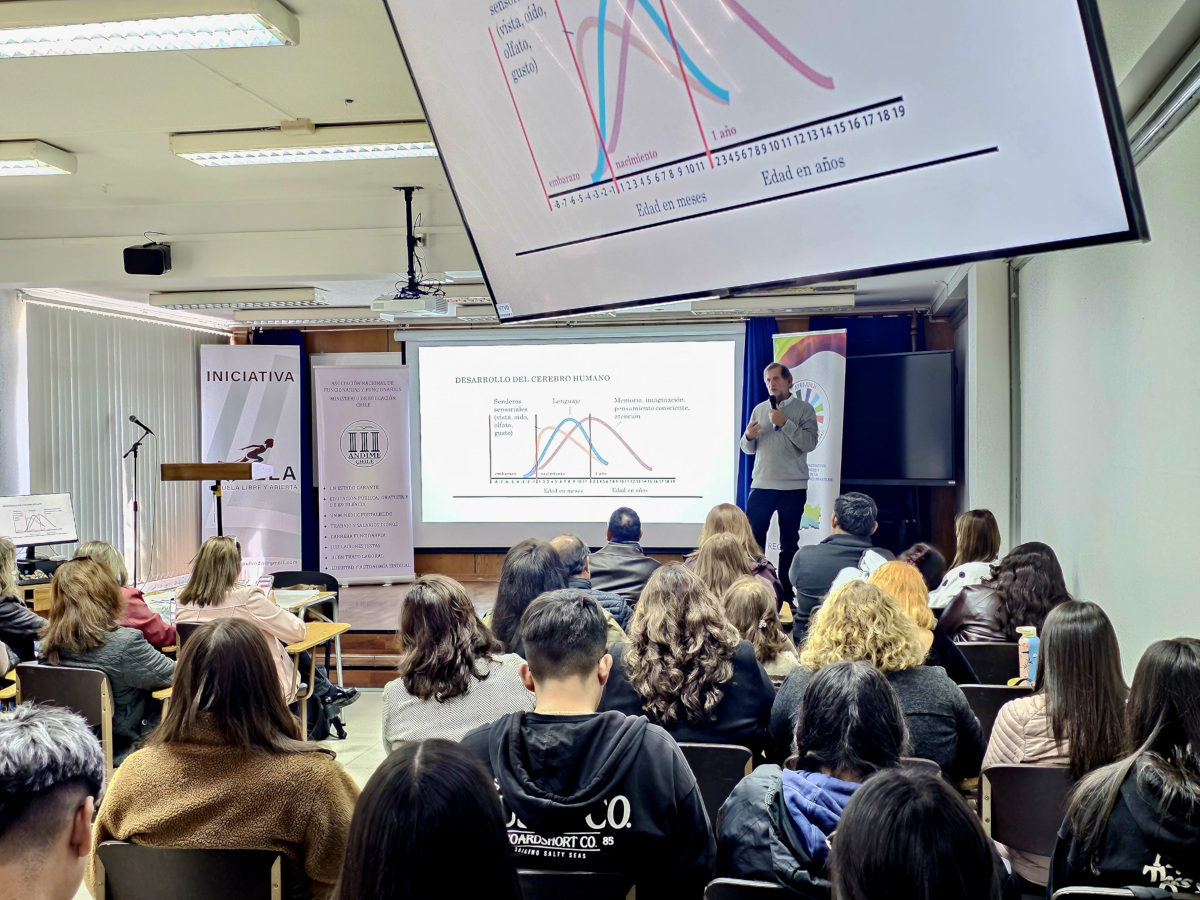 Charla sobre neurociencia y educación reunió a comunidad universitaria en la UBB