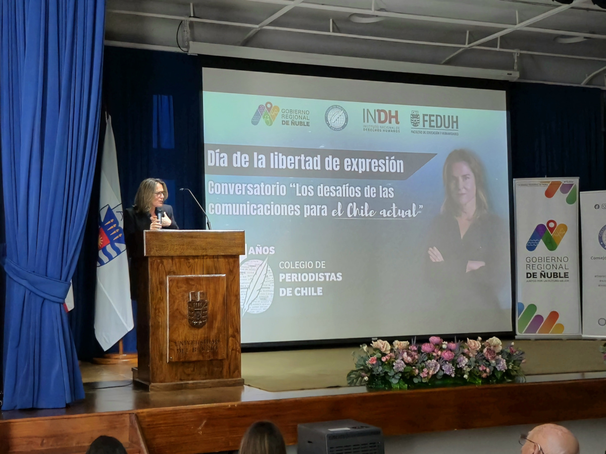 Paulina De Allende-Salazar León lideró conversatorio sobre periodismo, ética y democracia en la UBB