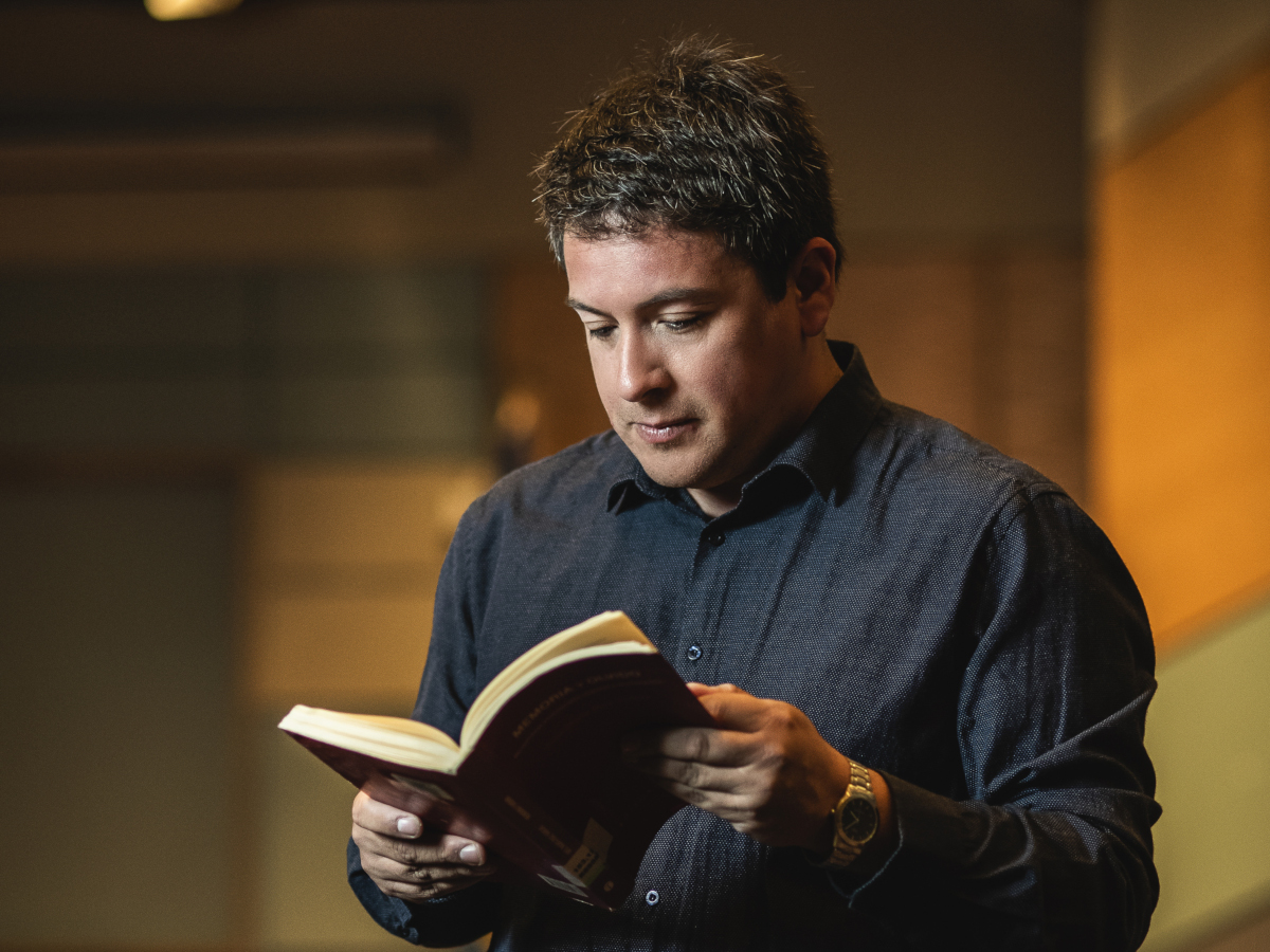 Académico y egresada UBB publican capítulo de libro sobre radioteatro chileno en prestigiosa editorial internacional