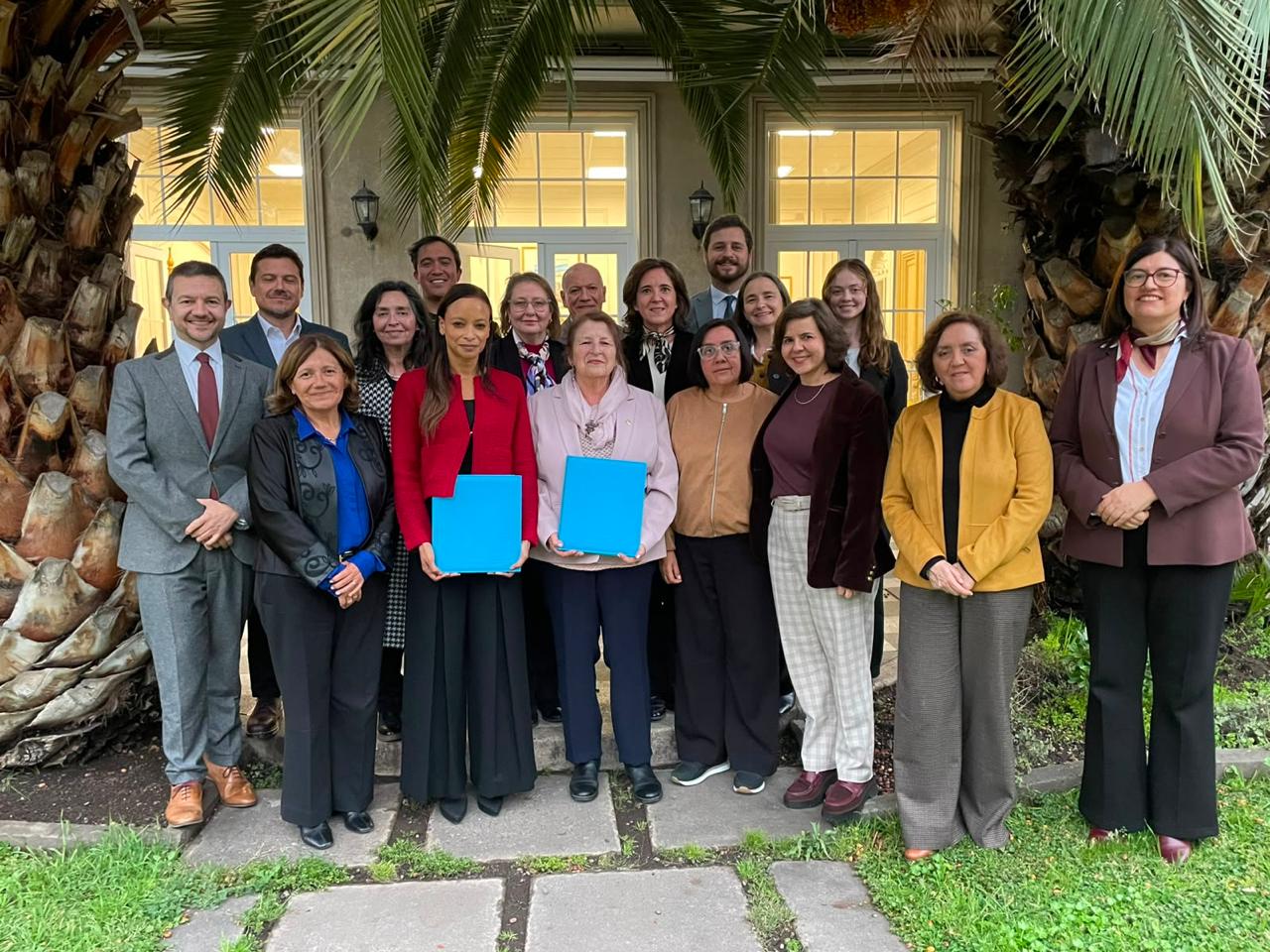 Decana Dra. Fancy Castro participa en firma de acuerdo de cooperación entre UNESCO y CONFAUCE para fortalecer la profesión docente