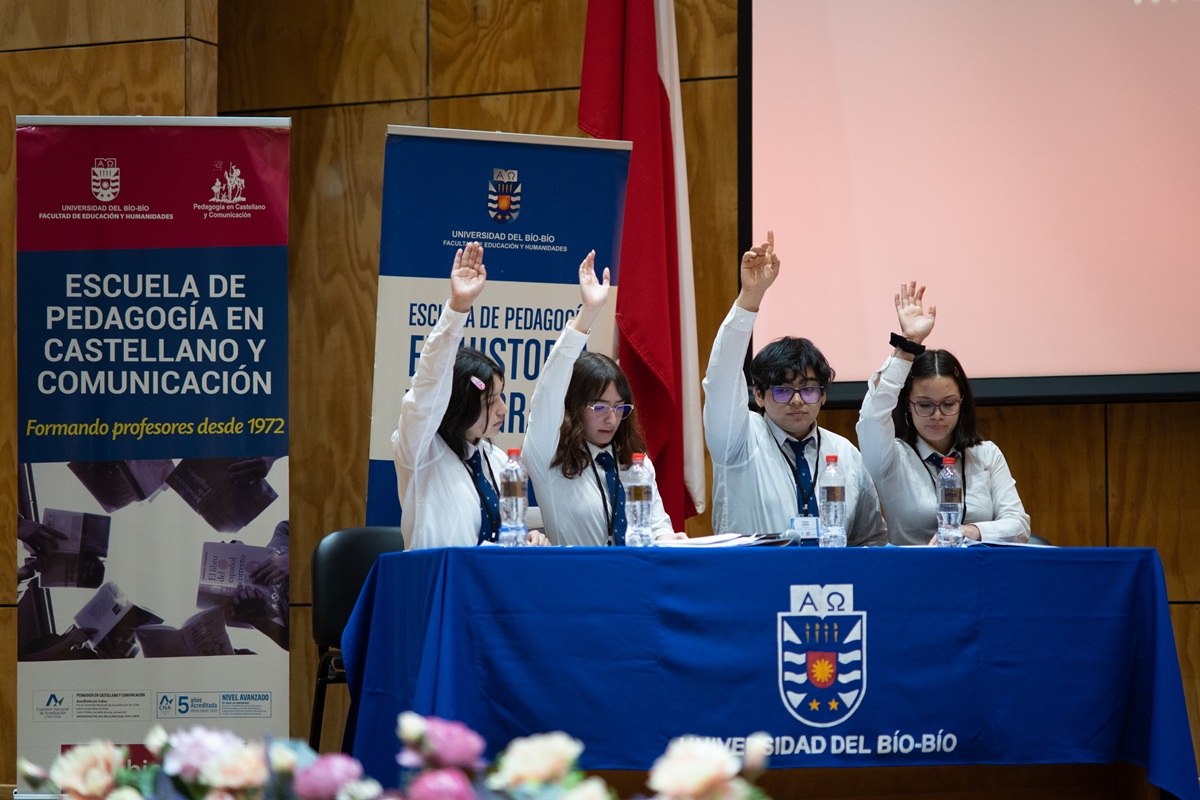 Ocho establecimientos avanzan a la segunda etapa del Torneo Escolar de Debate de la UBB